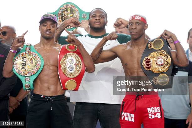 Errol Spence Jr. And Yordenis Ugas pose with Dallas Cowboys linebacker Micah Parsons during the official weigh-in at Texas Live! on April 15, 2022 in...