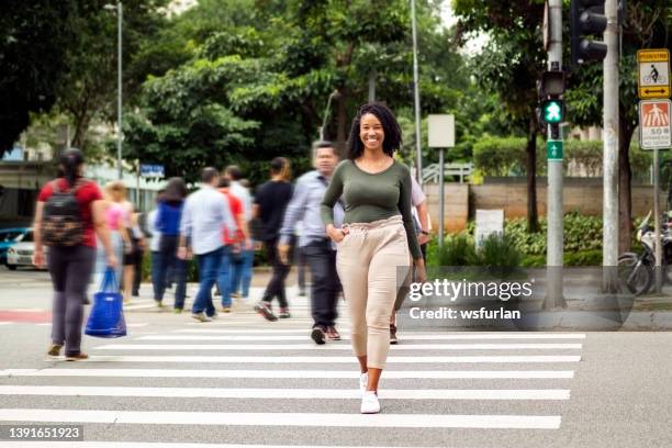 femme traversant l’avenue faria lima dans la ville de sao paulo. - passage balisé photos et images de collection