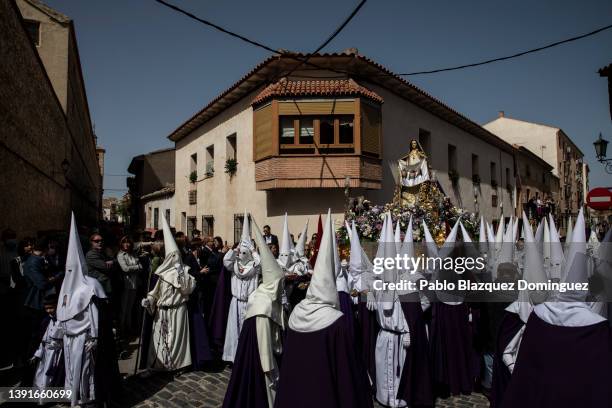 Penitents from the 'Santa Mujer Veronica' brotherhood carry their image during 'Las Caidas' procession on Good Friday on April 15, 2022 in Ocana,...