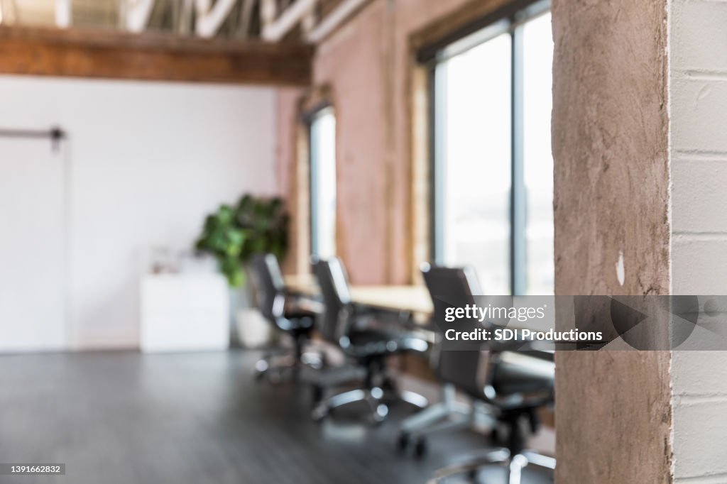 Concentrez-vous sur le mur au premier plan à l’entrée du bureau loft