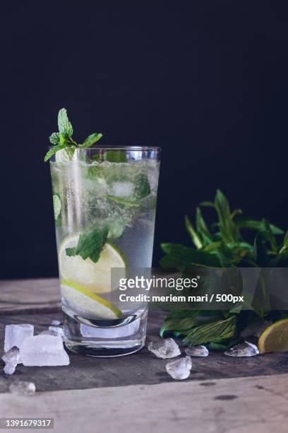 mojito,close-up of drink on table against black background - gin tonic stock-fotos und bilder