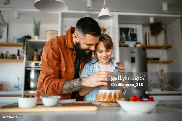 bambina che prepara e decora la torta con suo padre - kugelhopf foto e immagini stock