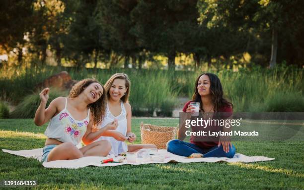 teen girl picnic - 野餐 個照片及圖片檔