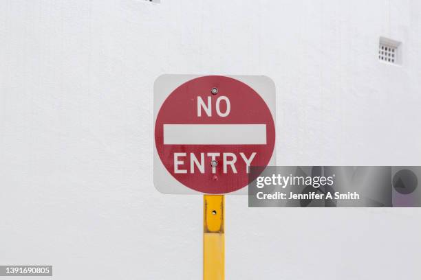 no entry - señal de prohibido la entrada fotografías e imágenes de stock