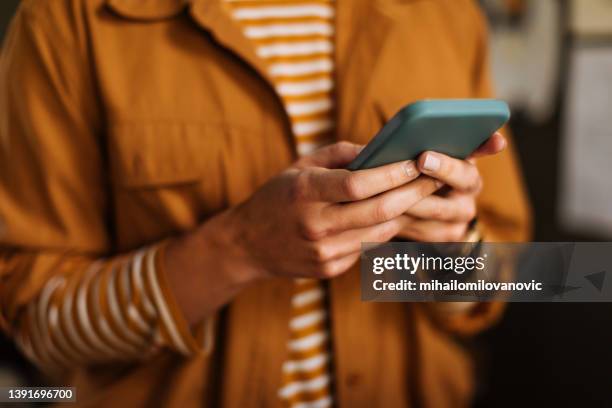 i'm typing something important - mãos imagens e fotografias de stock