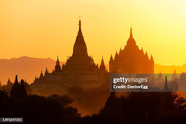 silhouette of pagoda of ananda temple in bagan at sunset, bagan, myanmar - bagan photos et images de collection