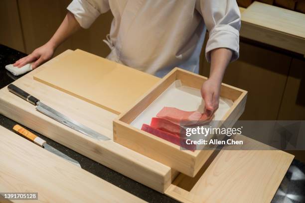 the chef of japanese food makes sushi at the sushi bar - sushi restaurant stockfoto's en -beelden