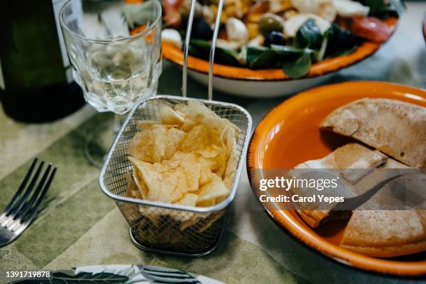 close up image of potato chips on party table setting - transvet stockfoto's en -beelden