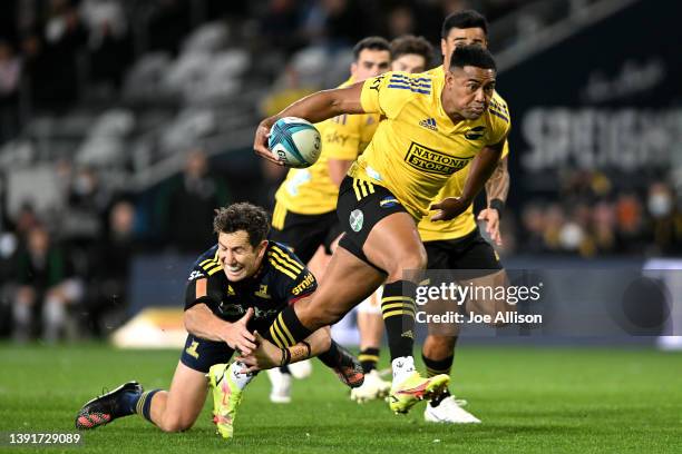 Julian Savea of the Hurricanes charges forward during the round nine Super Rugby Pacific match between the Highlanders and the Hurricanes at Forsyth...