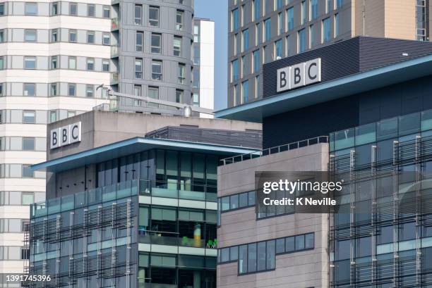 bbc signs on offices in media city, salford quayside - bbc logo imagens e fotografias de stock