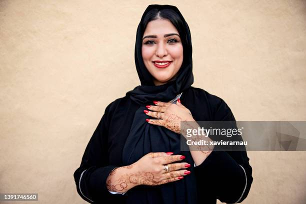 retrato de mulher alegre do oriente médio com tatuagens de henna - esmalte vermelho - fotografias e filmes do acervo