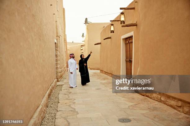 at-turaif museum visitors admiring najdi architectural style - middle eastern culture stock pictures, royalty-free photos & images