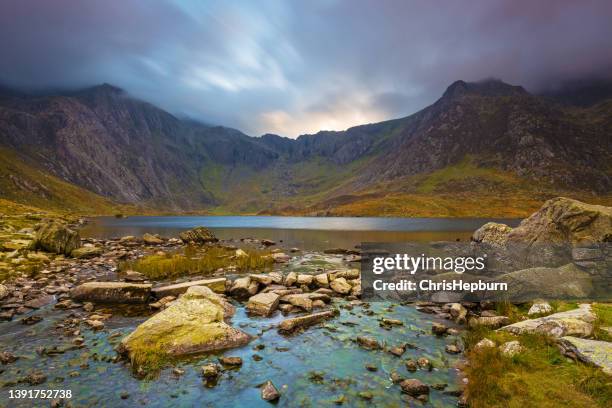 llyn idwal, parque nacional de snowdonia, gales, reino unido - snowdonia fotografías e imágenes de stock