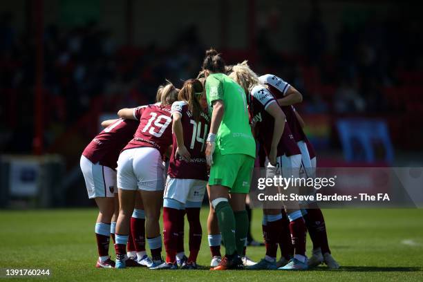 Players of West Ham United form a huddle prior to The Vitality Women's FA Cup Semi-Final match between West Ham United Women and Manchester City...