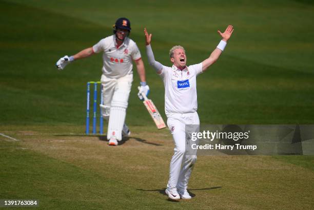 Peter Siddle of Somerset celebrates the wicket of Simon Harmer of Essex during Day Three of the LV= Insurance County Championship match between...