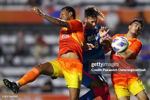 Matt Orr of Kitchee SC competes for a header against Brinner Henrique Souza and Wasan Homsan of Chiangrai United during the second half of the AFC...