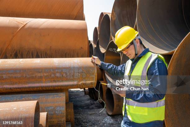 ein asiatischer männlicher arbeiter mittleren alters - glory tube stock-fotos und bilder