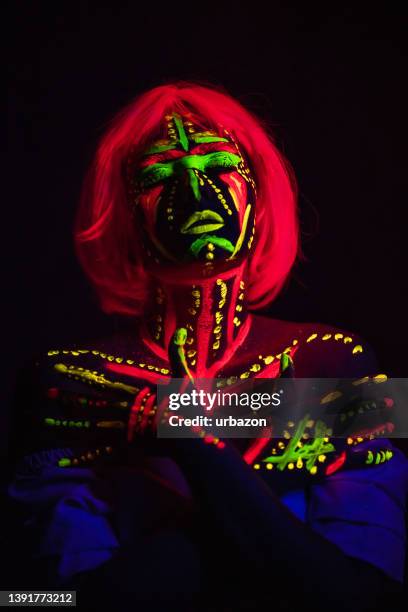 young woman with fluorescent makeup - body paint imagens e fotografias de stock