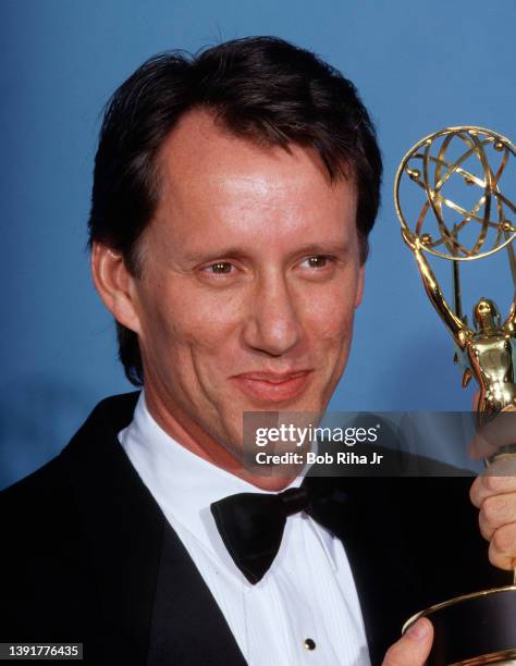 Emmy Winner James Woods backstage at the Emmy Awards Show, September 20, 1987 in Pasadena, California.