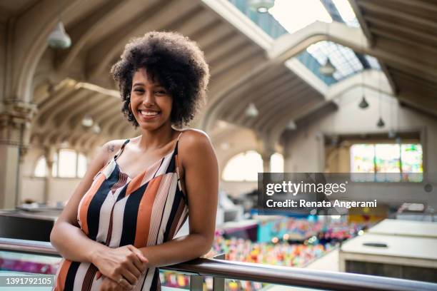 porträt einer schönen frau an der gemeindemarke - markthalle stock-fotos und bilder