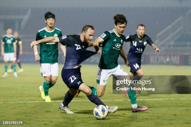Rhyan Grant of Sydney FC controls the ball under pressure of Hong Jeong-ho of Jeonbuk Hyundai Motors during the AFC Champions League Group H match...
