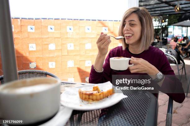 pareja desayunando al aire libre - desayunando stockfoto's en -beelden