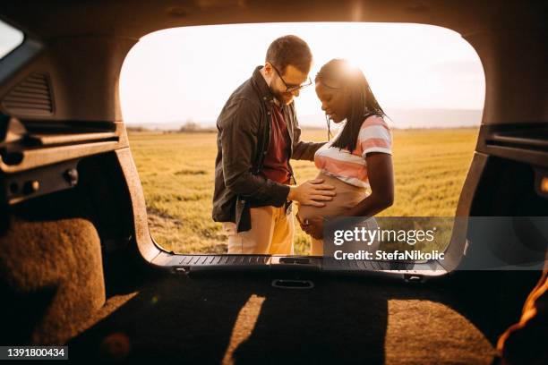 travelling while pregnant - pregnant woman car stock pictures, royalty-free photos & images