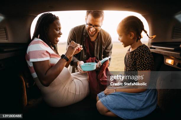 familie ist der wichtigste im leben - pregnant woman car stock-fotos und bilder