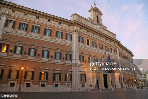 the italian parliament - palazzo montecitorio - in rome at dusk with flags of italy and europe - parlamento de itália imagens e fotografias de stock