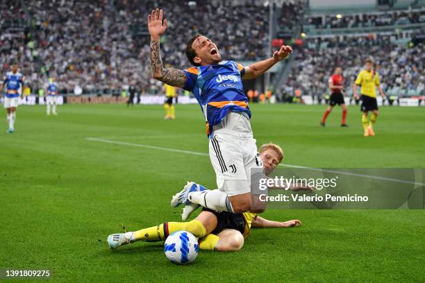 Luca Pellegrini of Juventus is challenged by Jerdy Schouten of Bologna during the Serie A match between Juventus and Bologna FC at Allianz Stadium on...