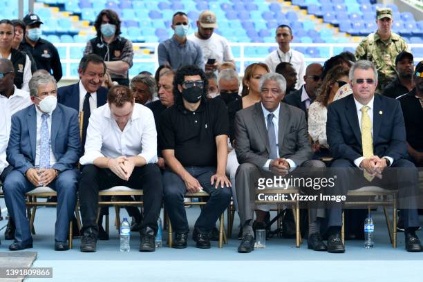 Colombian former football player René Higuita and former head coach of Colombia national team Francisco Maturana attend a public wake for former...