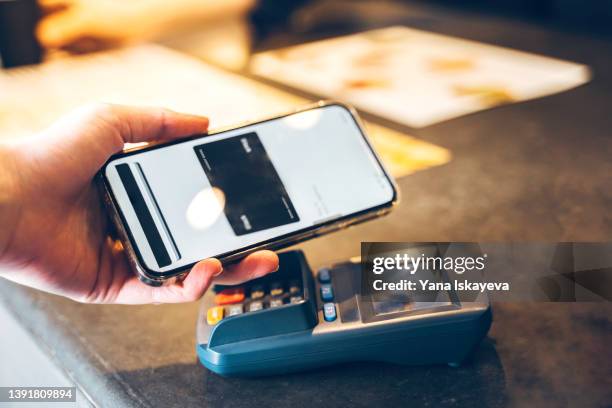 contactless payment method with smartphone nfc and banking electronic card - paying stock-fotos und bilder