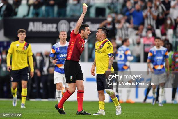 Gary Medel of Bologna receives a yellow card from Referee Juan Luca Sacchi during the Serie A match between Juventus and Bologna FC at Allianz...