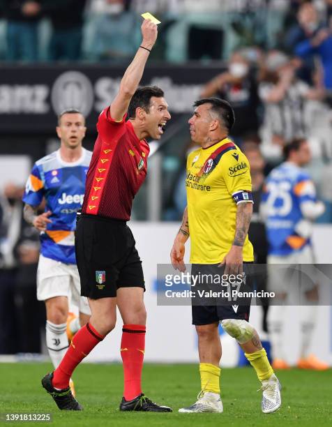 Gary Medel of Bologna receives a yellow card from Referee Juan Luca Sacchi during the Serie A match between Juventus and Bologna FC at Allianz...