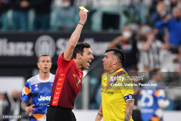 Gary Medel of Bologna receives a yellow card from Referee Juan Luca Sacchi during the Serie A match between Juventus and Bologna FC at Allianz...