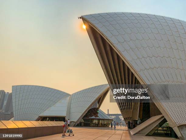 schöner blick auf das opernhaus in der dämmerung, australien - hafenbrücke von sydney stock-fotos und bilder