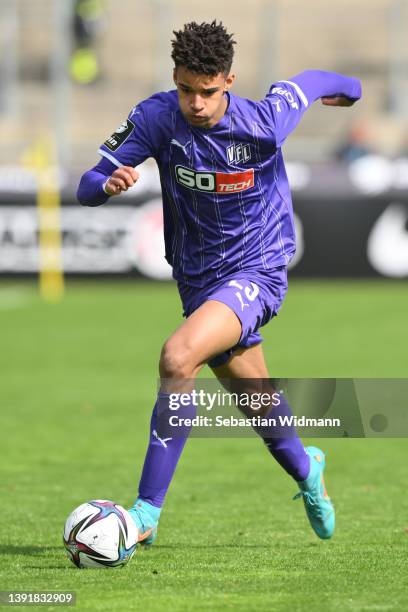 Yannick Deichmann of TSV 1860 Muenchen controls the ball during the News Photo - Getty Images