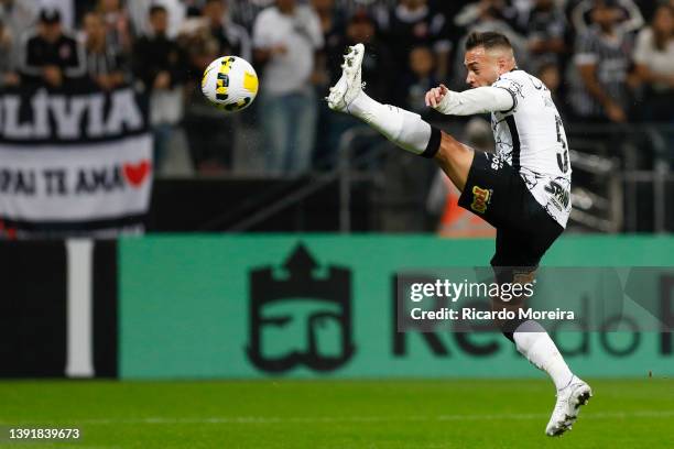 Maycon of Corinthians tries to control the ball during the match between Corinthians and Avaí as part of Brasileirao Series A 2022 at Neo Química...