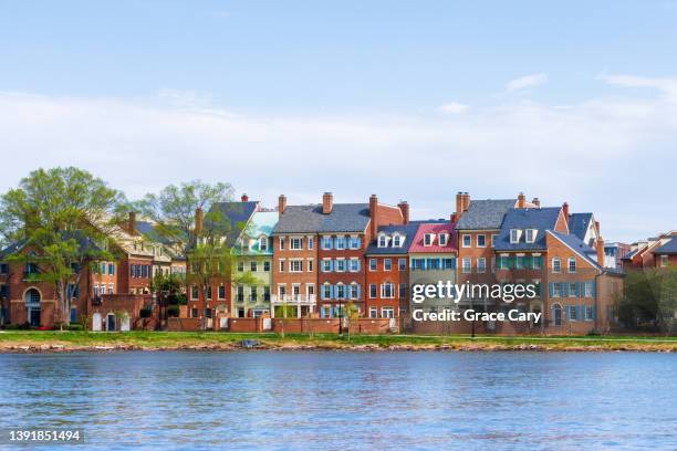 row of townhouses in old town alexandria, virginia - vieille ville photos et images de collection