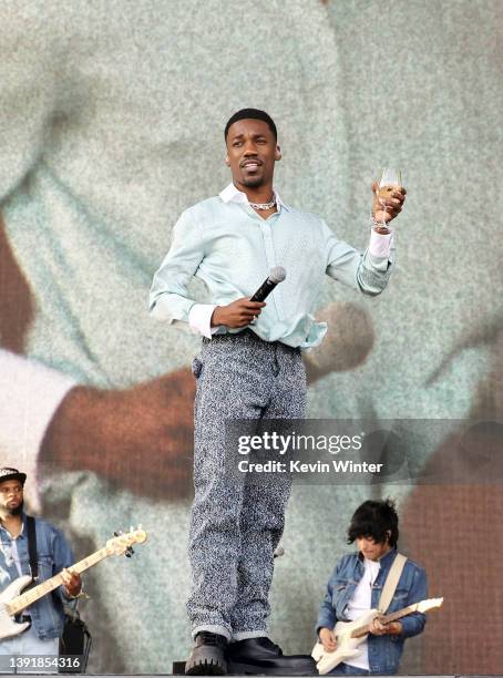 Giveon performs onstage at the Coachella Stage during the 2022 Coachella Valley Music And Arts Festival on April 16, 2022 in Indio, California.