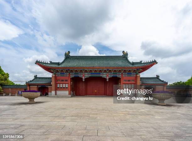 vermilion gate of ancient chinese building - chinese temple imagens e fotografias de stock