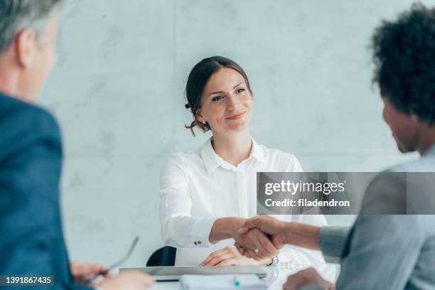 stretta di mano per il nuovo accordo - abbigliamento da lavoro formale foto e immagini stock