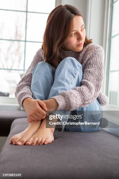 hermosa adolescente de raza mixta - girls barefoot in jeans fotografías e imágenes de stock