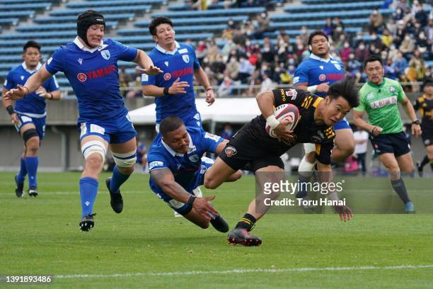 Naoto Saito of Tokyo Suntory Sungoliath runs with the ball to score a try during the NTT Japan Rugby League One match between Tokyo Suntory...