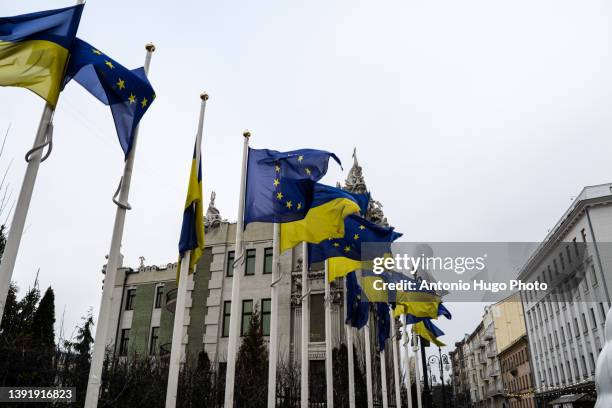 government building in kiev with ukrainian and european union flags. - conflict foto e immagini stock