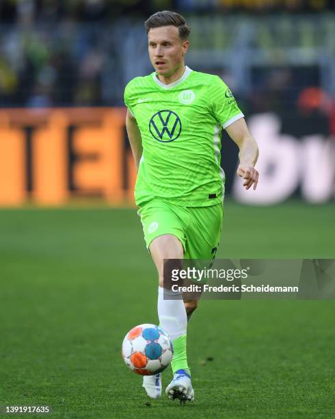 Yannick Gerhardt of VFL Wolfsburg runs with the ball during the Bundesliga match between Borussia Dortmund and VfL Wolfsburg at Signal Iduna Park on...