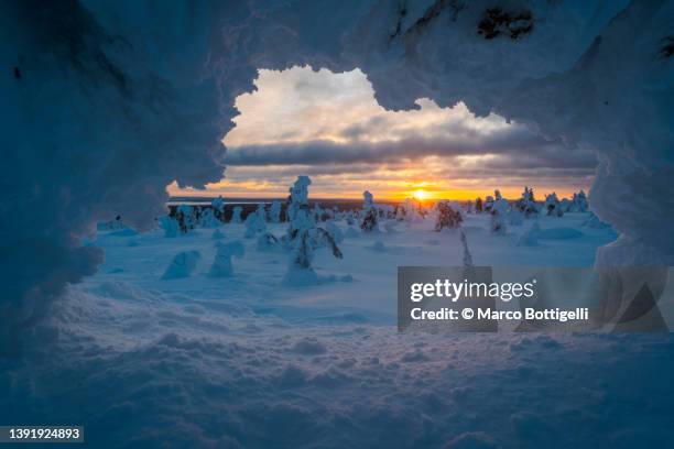 ice sculptures in finnish lapland - clima polar fotografías e imágenes de stock