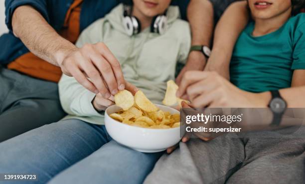 einen snack einnehmen - chip stock-fotos und bilder