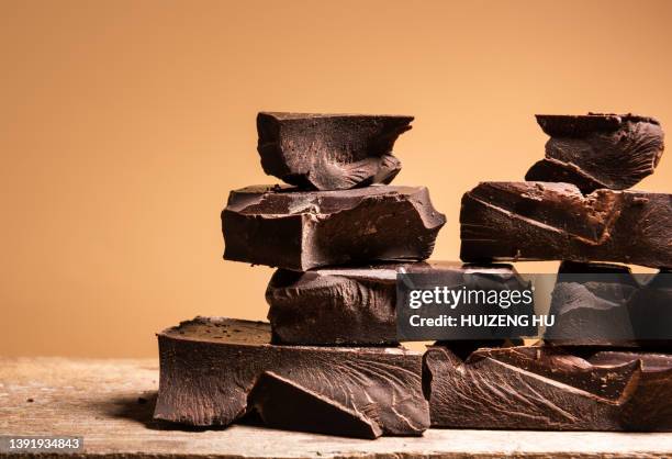 close up of chocolate pieces stack - chocolat noir photos et images de collection