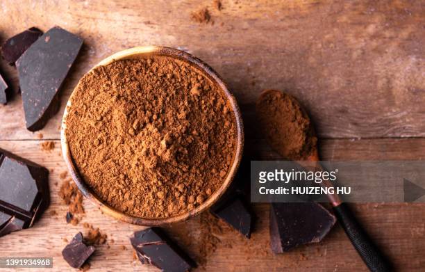 chocolate bar pieces and cocoa powder, top view - cocoa foto e immagini stock